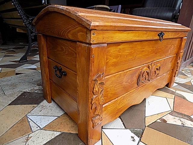 skrzynia drewniana, kufer z okrągłym wiekiem Magda